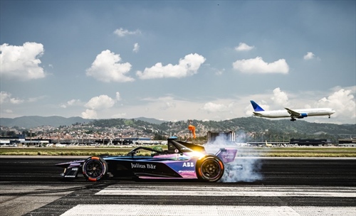 Drugovich contro un aereo: il brasiliano guida una Formula E all'aeroporto di San Paolo